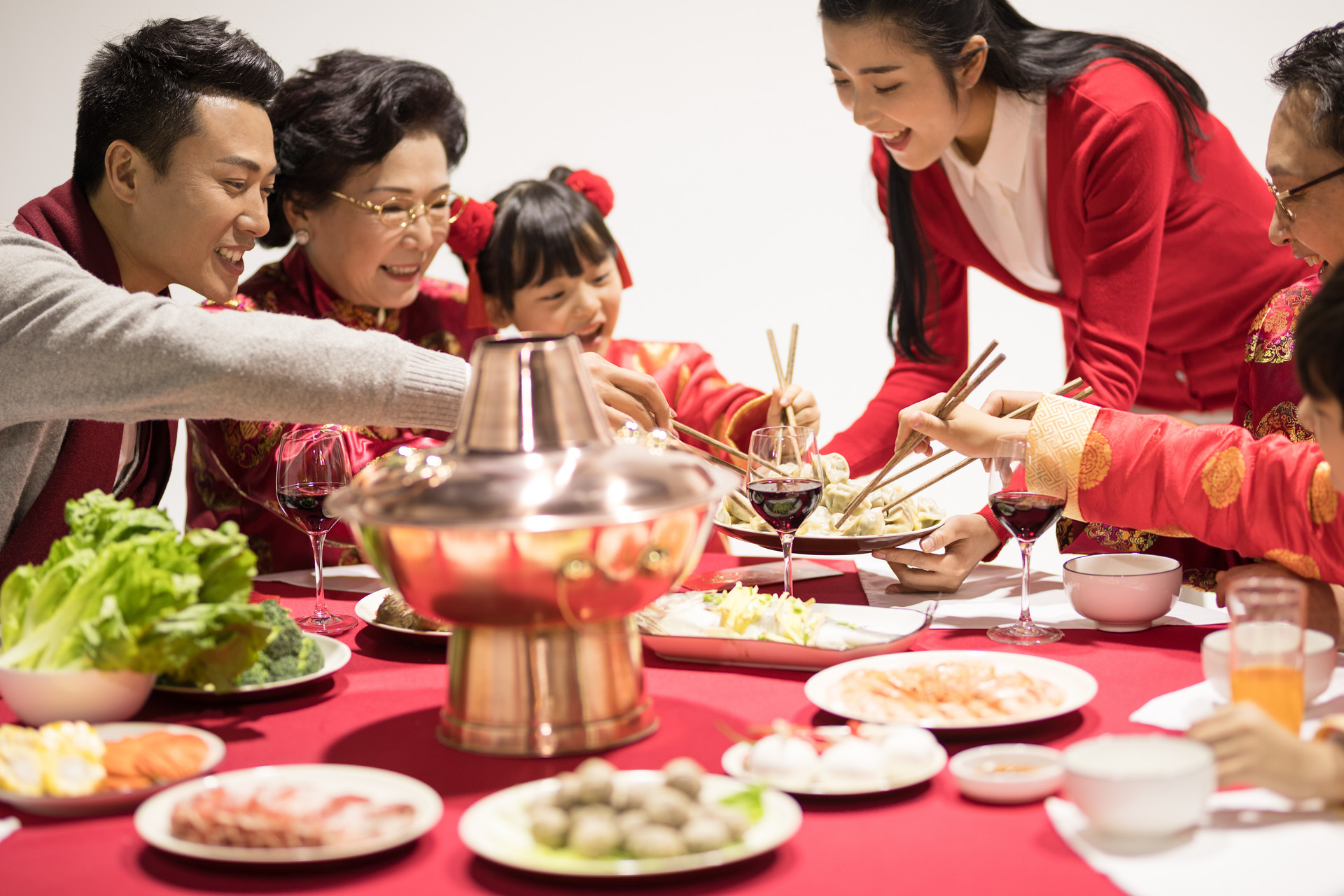 摄图网_500771629_banner_年夜饭团圆饭吃饺子特写（企业商用）.jpg