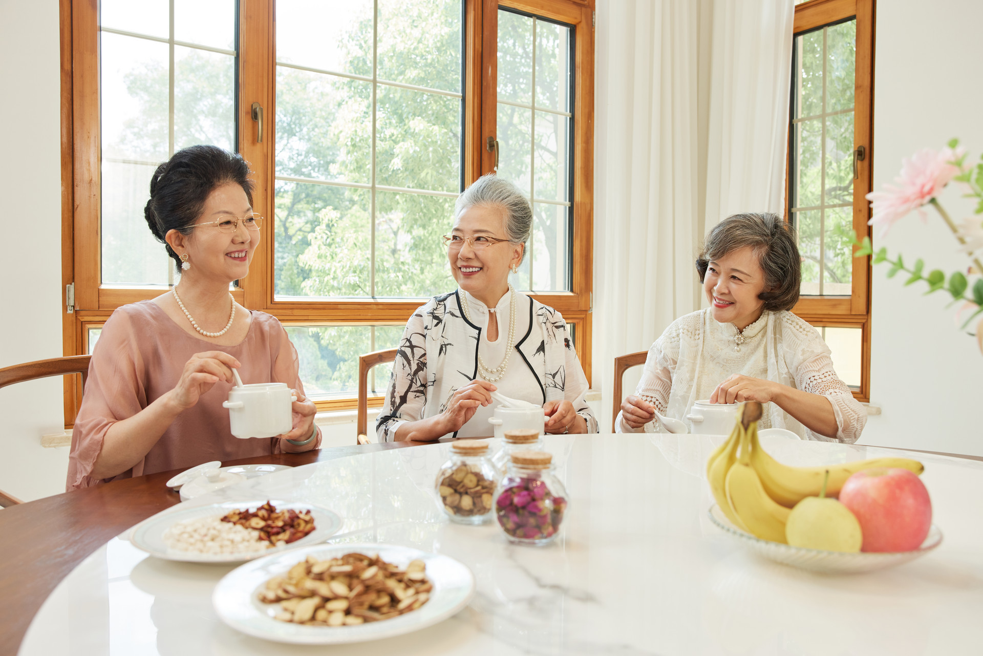 摄图网_506948372_banner_老年人聚会一起品尝美食（企业商用）.jpg