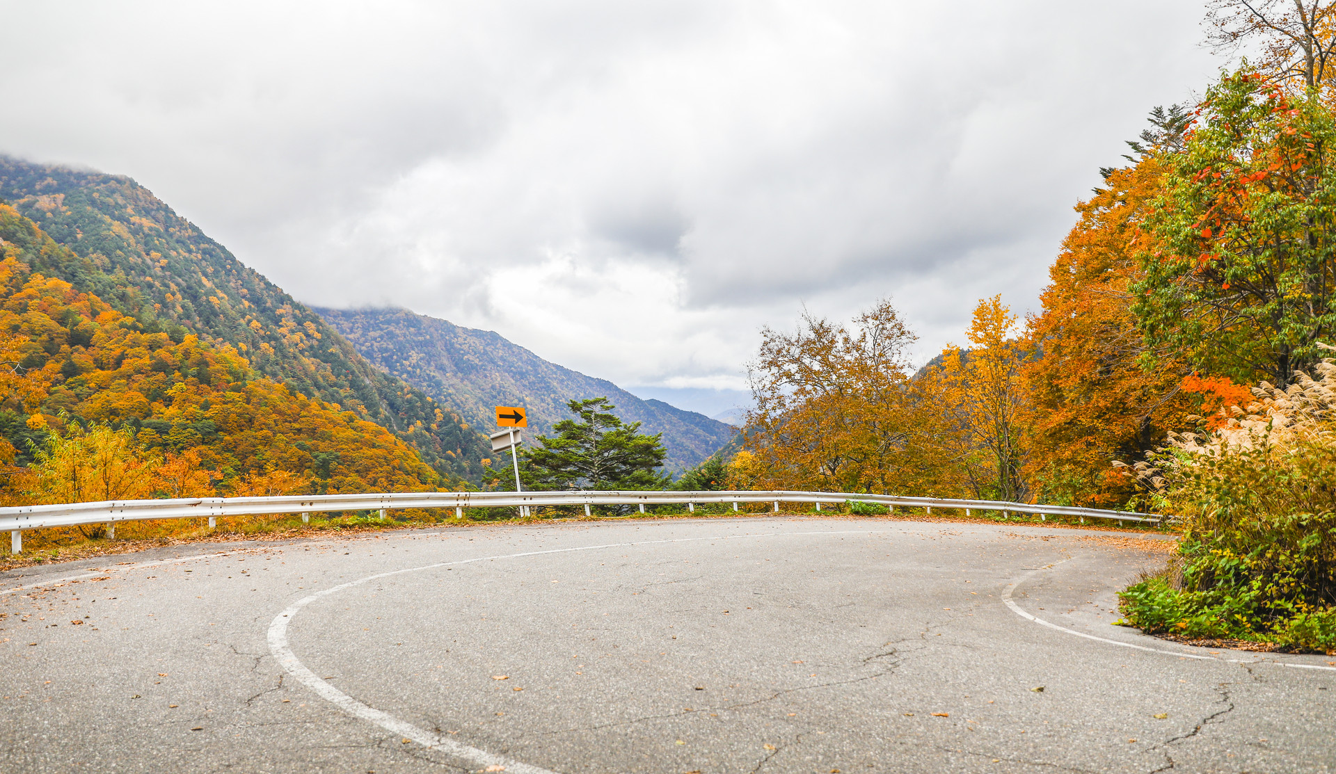 摄图网_501606981_日本阿尔卑斯山上道路的秋天风景(企业商用).jpg